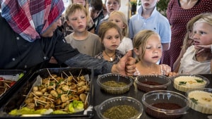 Udover at lære at binde og iklæde sig tørklæder fik børnene fra Holstebro Friskole også chancen for blandt andet at prøvesmage frikadeller af halalslagtet kylling og friturestegt brød. Foto: Morten Stricker