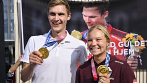 OL-guldvinderne Viktor Axelsen og Anne-Marie Rindom viste deres guldmedaljer frem, da de fredag aften vendte hjem til Danmark. Foto: Philip Davali/Ritzau Scanpix