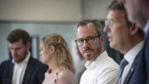Venstres formand Jakob Ellemann Jensen holder sammen med Stephanie Lose og Troels Lund Poulsen pressemøde klokken 10 om 