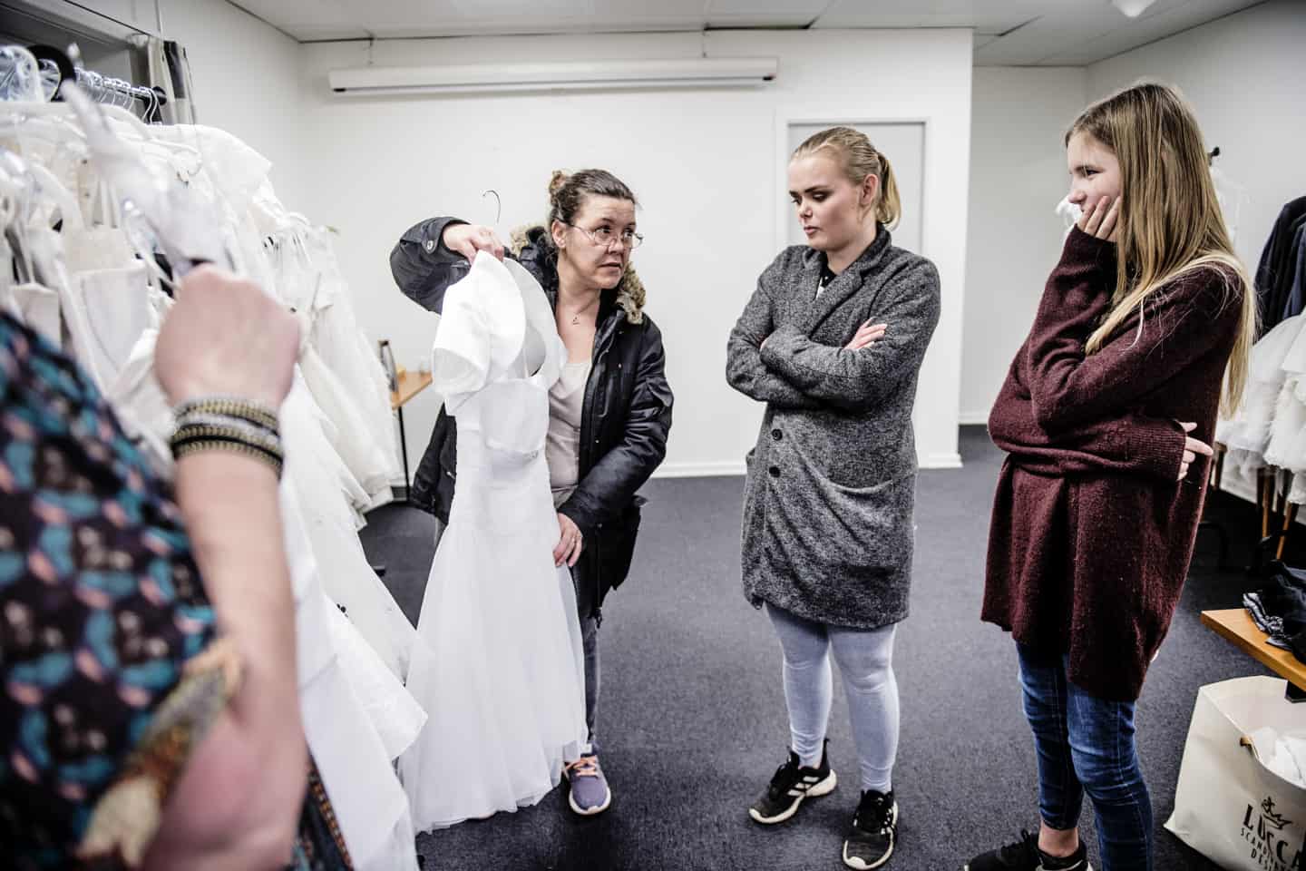 Dødsfald kostede konfirmationsopsparing: Josefine fandt kjolen i gratis sortiment | vafo.dk
