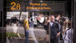 Der er nu krav om brug af mundbind i busser og letbane i Aarhus. Midttrafik indsætter ekstra kontrollører for tjekke, om passagererne efterlever kravet. Foto: Jens Thaysen