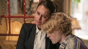 Magnus Nyborg (Lucas Lynggard Tønnesen) må trøste sin mor, da hun krakelerer. Den stærkeste scene i afsnit 6. Foto: Mike Kollöffel/DR