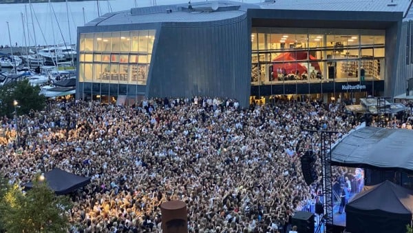 Fremadstormende solist og indieband kommer til Fyn: Spiller gratis koncerter på populært møde