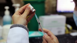 Genåbn akutklinikkerne og læg en del af vaccinationsprogrammet ud i klinikkerne, lyder opfordringen fra et flertal i hospitalsudvalget. Foto: REUTERS/Ammar Awad