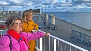 Lone Johnsen fra Stop Lynetteholm (tv) møder Anne Skovbroe, By & Havn, i containertårnet på Oceankaj med udsigt til vand, hvor Lynetteholm skal anlægges. Foto: Thomas Frederiksen
