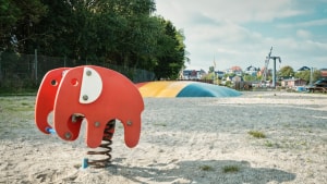 Det bliver næppe på denne side af sommerferien, at en del af legepladsen her på Nokken i Nyborg Marina bliver forvandlet til en ny plads for autocampere. Foto: Kasper Riggelsen