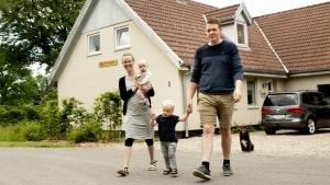 Bruno Lyskjær Due og hans familie mærker konsekvenserne af uafklarede motorvejsplaner. Usikkerheden har i seks år forhindret dem i at låne penge til en nyt stuehus, og derfor er de tvunget til at bo med skimmelsvamp og utæthed. Foto: Jacob Schultz