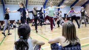 Eleverne i en stor danseworkshop i Spektrum Odder blev undervist af bl.a. Helene Brønsted. Foto: Morten Pape