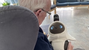 På tre plejehjem i Aalborg Kommune har man testet den sociale robot Lovot, der hjælper demente med at åbne for kommunikationen. Foto. Aalborg Kommune