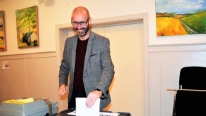 Søren Hansen afleverer sin stemme ved kommunalvalget i Horne forrige tirsdag. Foto: Torsten Cilleborg