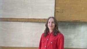 Emma Hovedskov Pelsen er projektleder for Projekt SUN – Sundhed Uden Nikotin – i Helsingør, hvor hun siden september sidste år har talt med unge om deres nikotinforbrug og rådgivet dem i, hvordan de kan kvitte nikotin. I sine samtaler med eleverne er det afgørende for Emma ikke at være en løftet pegefinger, men en hjælpende hånd. Foto: Julie Peick