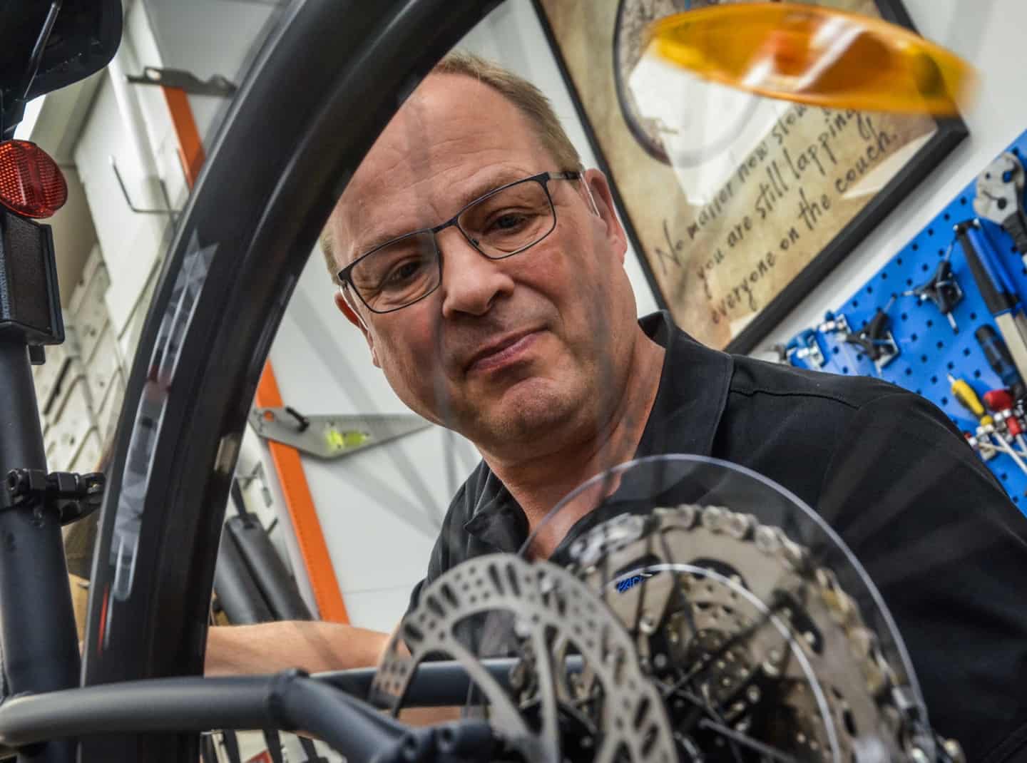Peter solgte en cykel, der blev hentet i helikopter: Et mødte også hinanden første gang hos Rask | stiften.dk