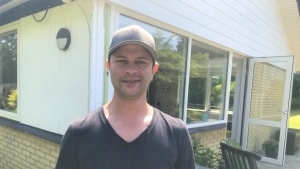 Ashok Peter Pramanik og hans familie blev overrasket, da det i 2014 gik op for dem, at deres nykøbte hus i Solbjerg risikerer en fremtidig jernbane som nabo. Foto: Flemming Mønster