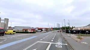Det var ved denne fodgængerovergang, trafikulykken skete. Fodgængeren, der ifølge politiet gik frem for rødt, var en overgang i kritisk tilstand. Foto: Google Street View