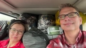 Mariya Korniyenko og Ole Stenholt satte sig søndag morgen i bilen for at køre til den ukrainske grænse for at aflevere nødhjælp samt måske få nogle flygtninge med tilbage til Danmark. Foto venligst udlånt af Ole Stenholt