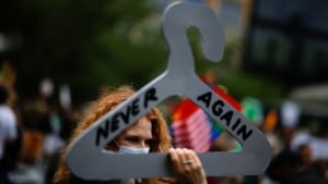 Lørdag demonstrerede tusindvis i USA for at beholde retten til fri abort. Én af dem var kvinden her, som havde medbragt en tøjbøjle med teksten 