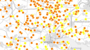 De gule og orange prikker på kortet viser adresser, som kan få tilskud fra Bredbåndspuljen. Tidsfristen er dog overskredet for de orange prikker. Screenprint: bredbaandspulje.sdfi.dk