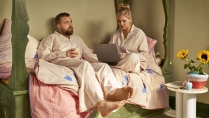 Sofie Linde og Joakim Ingversen har ikke bare designet en keramikserie, men også senge- og nattøj for Juna. Foto: Juna