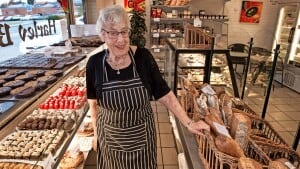 Aase Rasmussen er 90 år og stadig aktiv på arbejdsmarkedet. Nu fejrer hun jubilæum i Harlev Bageri. Foto: Axel Schütt