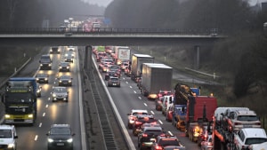 Uheld og tæt trafik får ofte trafikken på E20 ved Odense til at gå i stå. Derfor er der fra flere sider kritik af, at regeringen ikke leverer svar på, hvornår motorvejen syd om Odense skal udvides. Foto: Michael Bager