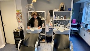 Skader på ankel og albue har været medvirkende til, at den 61-årige indehaver af Klip & Design på Esrumvej opgiver at drive frisørsalonen videre. Foto: Niels Berg