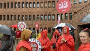 Sygeplejerskerne demonstrerede for nogle uger siden foran regionshuset i Vejle. Inde bag de røde mursten vokser bunken af henvisninger til behandling på de private hospitaler. Arkivfoto: Thomas Trondal