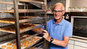 Bent Haahr har lige bagt småkager i køkkenet. Som tidligere bagersvend har han prioriteret bagværket højt i cafeteriaet. Foto: André Thorup