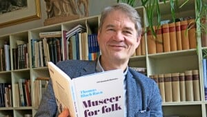 Thomas Bloch Ravn med bogen, som er nummer 31 af 100 danmarkshistorier. Foto: Hans Petersen