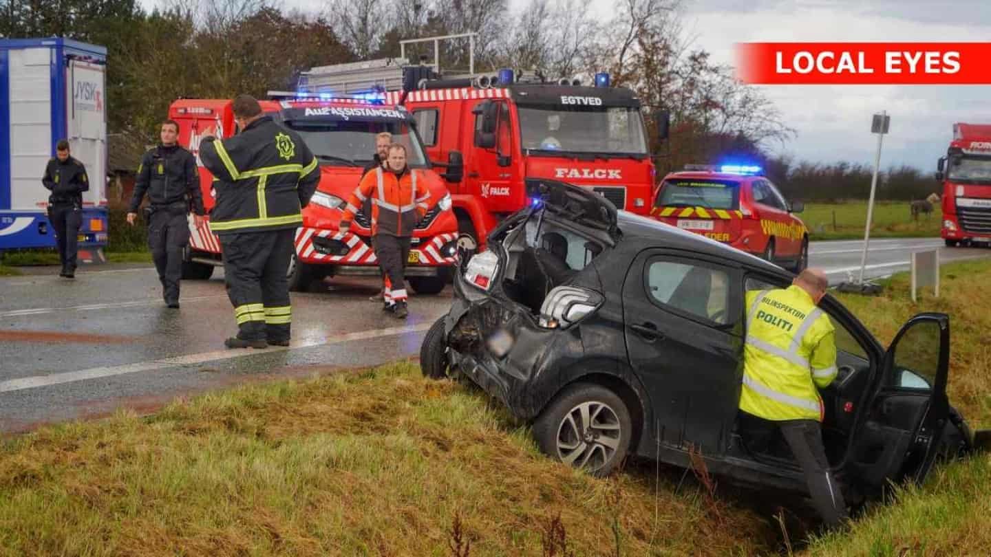 46 årig Alvorligt Tilskadekommen Kvinde Fløjet Til Sygehuset Fire Biler Involveret I Voldsom 