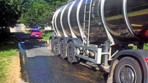 Tankvognen var på vej til biogasanlægget i Bevtoft, da kardanakslen brækkede og bankede hul i tanken med hydraulikolie. Foto: Brand & Redning Sønderjylland