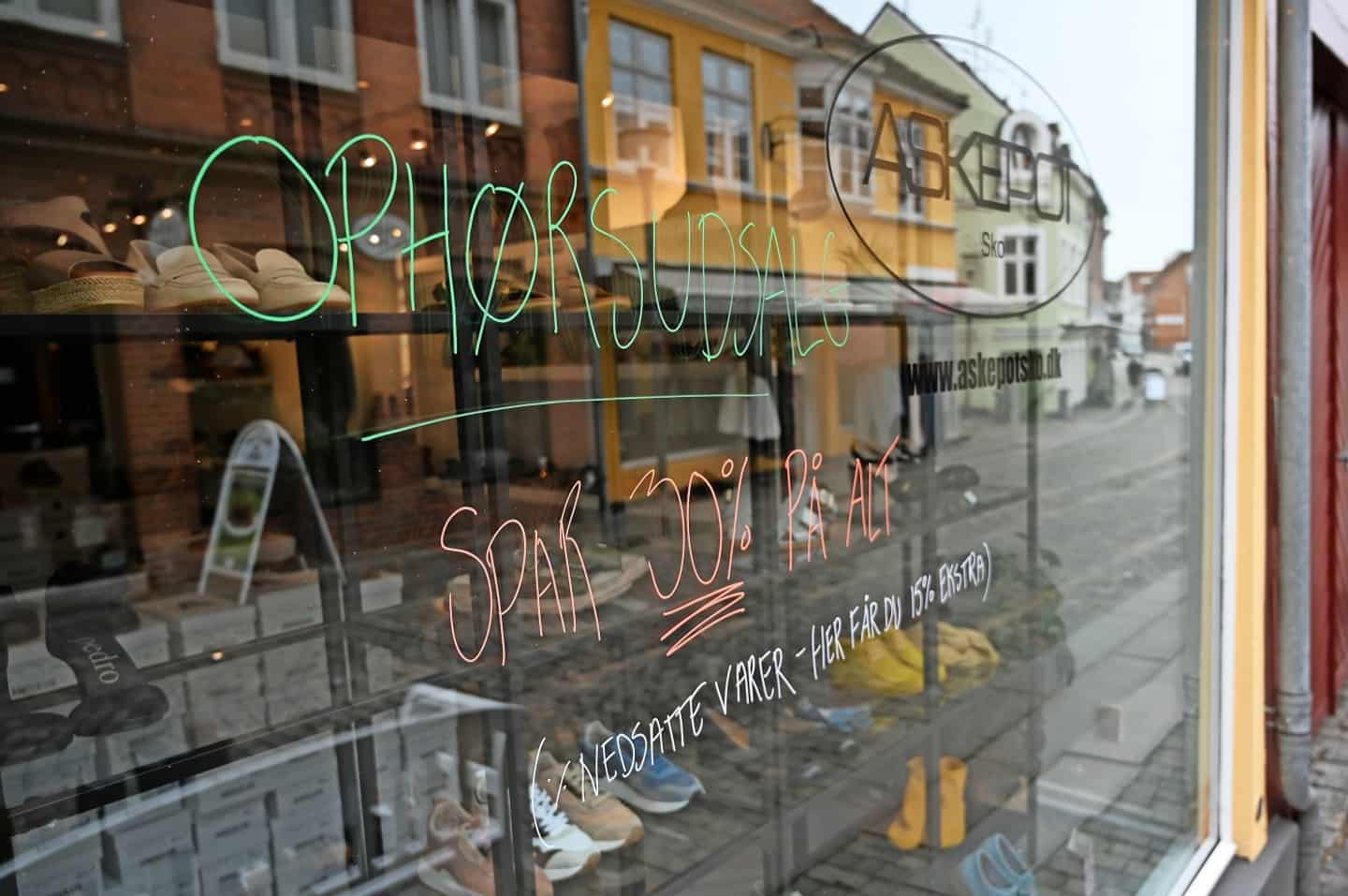 For måneder siden bekymret over manglende opbakning: Nu lukker hun sin skobutik i Svendborg | faa.dk