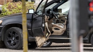 Den sorte BMW blev i tirsdags midtpunkt for efterforskningen i voldssagen på Nørretorv. Foto: Mads Dalegaard