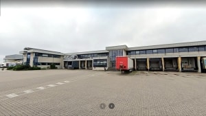 Det var på denne plads foran Dagrofas vareterminal på Knud Højgaards Vej i Vejle, at en tysk chauffør 3. december 2019 mistede livet, da han kom i klemme mellem to lastvognstog. Nu har landsretten afsagt dom i sagen. Foto: Google Street View