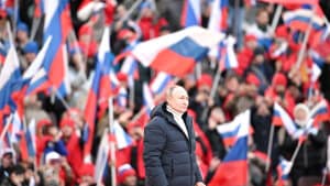 Vladimir Putin lod sig i marts fejre ved en koncert på et stort fodboldstadion i Moskva. Det markerede otte år, siden Rusland annekterede halvøen Krim fra Ukraine. Foto: Sputnik/Reuters