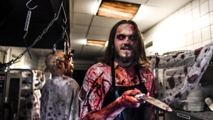 Den vanvittige kok, alias Victor Clem Nielsen, med sine zombie-øjne og sin bloddryppende kniv slikker sig om munden og snakker om 