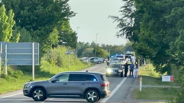 Massivt til stede: To personer anholdt - søger efter tredje