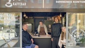 Nicolai Iversen (tv), Thomas Lærke og Sophie Rask har brugt uanede mængder af knofedt på at omdanne pølsevognen på Trøjborg til en kaffebar, der har hygge i højsædet. Foto: Dennis Bjerre