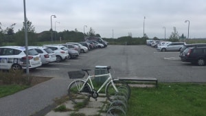 Seks cykler er der plads til i stativet - ikke just noget, der opfordrer pendlere til at stille bilen og tage cyklen. På den anden side ser der ikke just ud til at være overbelægning i cykelstativet på pendler-pladsen ved Grønlandsvej.  Foto: Kaare Johansen