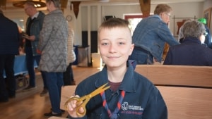 12-årige Victor Ehlers var med en gylden saks med til at klippe den røde snor, da spejderhuset i Bramming lørdag blev genindviet. Foto: Martin Wilde