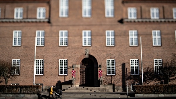 Mand mishandlede sin kone gennem 10 år: Tog halsgreb og brændte hende