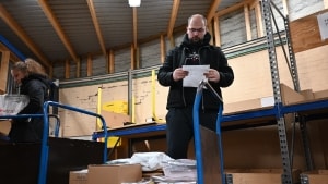 Kamil Wieckowski, 35, avis- og pakkeomdeler hos Jysk Fynske Medier i Odense. I fremtiden bliver aviser måske omdelt med droner. Foto: Anders Ranthe
