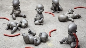 Michael Kviums tumlende babyer fra kunstværket 