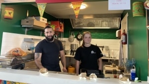 MexiGo åbner i Randers Street Food, men allerede fredag langede Ali El-Souki og Julie Kvist gratis smagsprøver ud. Foto: Lone Hammer Sørensen