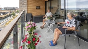 I 42 år har ægteparret Bent og Bodil Jensen boet i hus i Taulov. Men for halvandet år siden tog de en stor beslutning: De købte en lejlighed i Kanalbyen, som ikke var opført, og satte huset til salg. Det har de ikke fortrudt. Foto: Mads Dalegaard