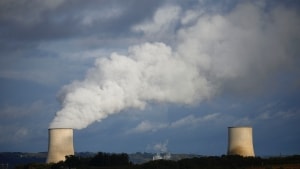 Et energiselskab har allerede kortlagt, hvor det giver mest mening at etablere atomkraftværker i Danmark. Her er det damp, der forlader køletårnene ved et fransk atomkraftværk i Golfech. Arkivfoto: Stephane Mahe/Reuters/Ritzau Scanpix
