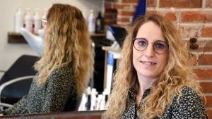 Det har været sværere for frisør Nanna Stenholt at få oparbejdet en kundekreds i Grindsted end i Tarm. Foto: Jan Kronvold