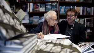 Den lokale overlever fra koncentrationslejren Auschwitz, 96-årige Arlette Andersen, sammen med journalist Thomas Kvist Christiansen, som har skrevet boget om Arlettes historie: 