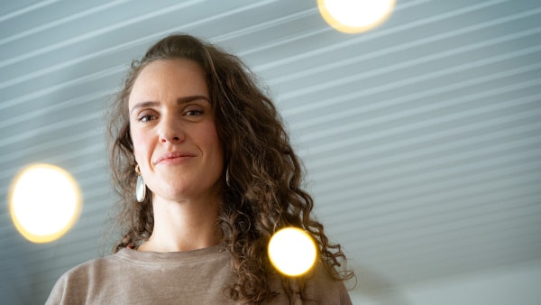 Nanna lå krøllet sammen på gulvet, før hun skulle på scenen: - Det er enormt skamfuldt