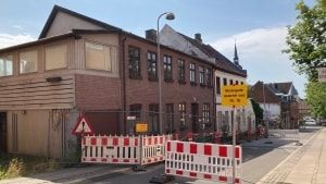 Horsens Kommune har valgt at spærre Skolegade for gennemkørsel, fordi ejendommen i nummer 16 er i fare for at styrte sammen. Afspærringen bliver stående så længe, der er risiko for nedstyrtning, oplyser kommunen. Foto: Anne Birch