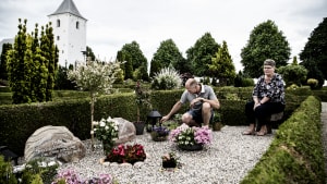 Karin Frydensbjerg og Henrik Nielsen ved deres datters grav. Hun er begravet ved Tamdrup Kirke, og fra gravstedet kan de se hjem til gården, hvor Sofie Frydensbjerg Nielsen havde sin barndom og voksede op. Arkivfoto: Mette Mørk